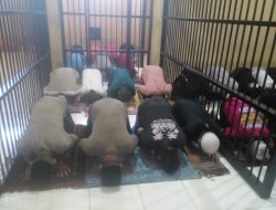 Tingkatkan Iman dan Taqwa Tahanan, Kasat Tahti Polres Sidrap laksanakan Sholat Berjamaah, Tadarus dan Sholawatan