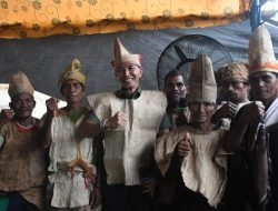 Pangdam XIV/Hsn Bercengkrama dan Berikan Bansos Kepada Masyarakat Adat Suku Bunggu