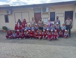 Kunjungi Polsek Ujung Tanah, anak – anak TK Raodatul Atfa Alqautzar Ingin Tahu Tugas Polri