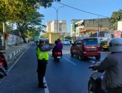 Demi Keselamatan Masyarakat Dijalan, Satlantas Polres Pelabuhan Makassar Lakukan Pengaturan Lalu Lintas