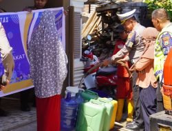 Personel Ditlantas Polda Sulsel Bagi Air Bersih ke Warga yang Membutuhkan