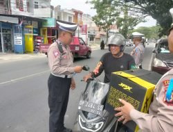 Hari Ketiga Operasi Zebra Pallawa 2023, Sat Lantas Polres Sidrap Kampanye Keselamatan Berlalulintas dengan Membagikan Helm
