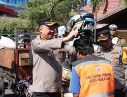 OPS Zebra 2023 ,Kapolres Pelabuhan Makassar AKBP Yudi Frianto Bagikan Helm Gratis