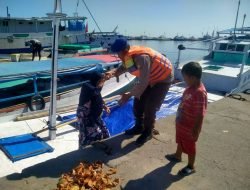 Mengabdi untuk Keselamatan Masyarakat,Satpolairud Polres Pelabuhan Makassar Bantu Penumpang yang turun dari Kapal