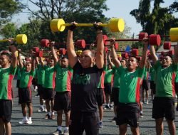 Inginkan Postur Ideal,Pangdam XIV/Hsn Bersama Prajuritnya Lakukan Senam Barbel