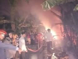 Aksi Heroik Kapolsek Bontonompo Gowa Padamkan Api di Lingkungan Balaburu