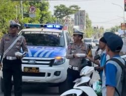 Jum’at Berkah Sat Lantas Polres Sinjai Berbagi Nasi Kotak Kepada Pengguna Jalan