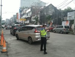 Peduli anak Bangsa, Unit Lantas Polsek Wajo lakukan Pengaturan Lalulintas dan Membantu Anak Sekolah Menyebrang Jalan