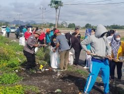 Kapolsek Tellu Limpoe Pimpin Aksi Bakti Sosial Pembersihan Sampah di Desa Teteaji”