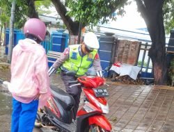 Diguyur Hujan, Personil Satlantas Polres Pelabuhan Makassar dengan sigap Bantu Kendaraan Warga yang Mogok
