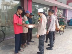 Berbagi Kebahagiaan,Satbinmas Pelabuhan Makassar Bagikan Nasi Kotak