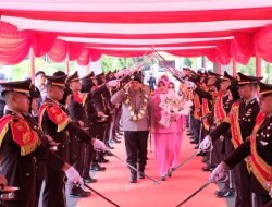 Pelepasan Kapolda Lama, Tradisi Pengantaran Irjen Pol Drs. Setyo Boedi Moempoeni Harso, dengan Pedang Pora di Polda Sulsel
