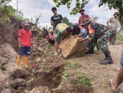 Babinsa Koramil 1409-07/Tompobulu Gotong Royong Perbaiki Saluran Air