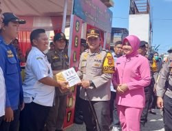 Kapolres Sidrap bersama Ketua Bhayangkari Beri Bingkisan ke Petugas Posko Operasi Lilin