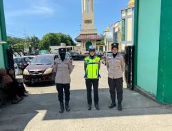 Polwan Polres Takalar PAM Sholat Jumat, Wujud Polri Hadir di Tengah Masyarakat