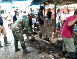 Bersihkan Pasar Tradisional,Bentuk Kepedulian Koramil 1409-06/Bajeng Terhadap Wilayah