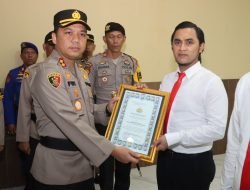 Kapolres Sinjai Pimpin Upacara Korps Raport Kenaikan Pangkat Dirangkaikan Pemberian Penghargaan