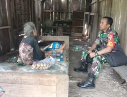 Bantu Atasi Kesulitan Warga Binaannya, Anggota Koramil Bakung Laksanakan Kegiatan Babinsa Masuk Dapur