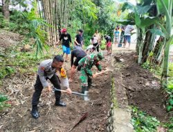 Gotong Royong Bersama Warga dan Bhabinkamtibmas,Babinsa Koramil 05/Pallangga Bersihkan Saluran Air