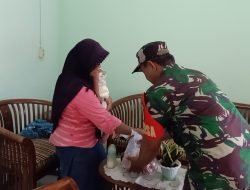 Peduli Anak Stunting,Babinsa Koramil Wonodadi Laksanakan Kegiatan Anjangsana Dan Berikan Bantuan Gizi Tambahan