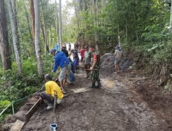 Memudahkan Akses Jalan,Babinsa Koramil 1409-04/Tinggimoncong Gotong Royong Perbaiki Jalan Desa