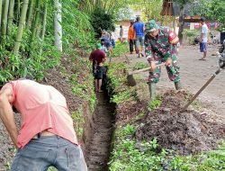 Kompak,Babinsa Koramil 1409-08/Bontonompo Bersama Warga Gotong Royong Bersihkan Saluran Air