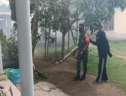 Cegah Penyakit Demam Berdarah, Babinsa Koramil Garum Laksanakan Penyemprotan Fogging Di Wilayah Binaannya