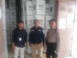 Kasatgas Humas OMB Polres Sinjai Bersama Kaur Bin Ops Samapta Pantau Gudang Logistik KPU