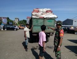 Babinsa Koramil 01/Somba Opu Bersinergi Bersama Warga Bersihkan Pasar Induk Minasa Maupa