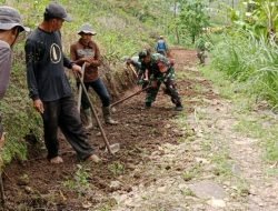 Babinsa Koramil 1409-07/Tompobulu Gotong Royong bersama Warga Buat Jalan Tani