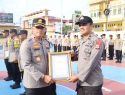 Pada Apel Jam Pimpinan, Kapolres Sidrap Beri Penghargaan dan Cabe ke Personel