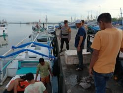 Hadapi Cuaca Ekstrim,Kapolsek Paotere berikan Himbauan Keselamatan Kepada Nelayan
