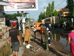 Koramil 1409-01/Somba Opu Bersinergi Bersama Warga Bersihkan Pasar Sentral Sungguminasa