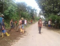 Koramil 1409-02/Parangloe Gotong Royong Laksanakan Karya Bakti Pembersihan Saluran Air