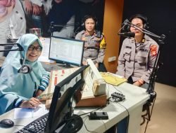 Cegah Hoax Pemilu 2024, Kapolsek Wajo Berikan Imbauan Kamtibmas Melalui Siaran Radio Suara Celebes FM