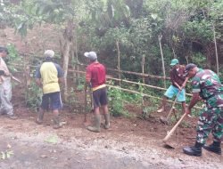 Babinsa Koramil 1409-07/Tompobulu Gotong Royong bersama Warga Buat Saluran Air