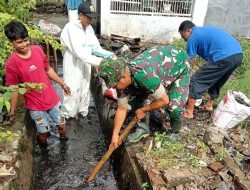 Gotong Royong Bersama Warga Babinsa 01/Somba Opu Bersihkan Saluran Air