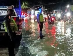 Gerak Cepat Personel Sat Lantas dan Sat Samapta Polres Takalar Atur Lalu Lintas di Jalan Yang Tergenang Banjir