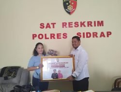 Warga Hindu Yang Dapat Hadiah Umroh Gratis Dari Kapolda Sulsel Diganti Uang Tunai Senilai Rp 26,8 Juta  Melalui Polres Sidrap, Kasat Reskrim Serahkan Uang Tunai Rp. 28,6 Juta ke Salah Satu Warga Pengganti Umroh Gratis  SIDRAP – Seorang perempuan bernama Palerangi (31 Tahun) warga Lingkungan I Lapunranga, Kelurahan Baula Kecamatan Tellu Limpoe, Kabupaten Sidrap mendapatkan doorprize Umroh Gratis dari Kapolda Sulsel Irjen Pol Andi Rian R.Djajadi, S.I.K.,MH.  Kapolres Sidrap AKBP Erwin Syah, S.I.K.M.H mengatakan bahwa, berhubung Ibu Palerangi non muslim atau beragama Hindu, maka hadiah umroh yang diberikan Kapolda Sulsel pada saat pengundian doorprize diganti dengan uang tunai.  “Hadiah umroh gratis untuk salah satu masyarakat di ganti uang tuhan sebanyak Rp. 26.800.000,- (dua puluh enam juta delapan ratus ribu rupiah) kepada pemenang door prize pada hari ini Senin 22 Januari 2024 di ruangan Kasat Reskrim Polres Sidrap”, Ujar Kapolres.   Untuk diketahui, Kapolda Sulsel memberikan hadiah umroh gratis kepada dua Masyarakat Kabupaten Sidrap pada Rabu 17 Januari 2024 di Pelataran Monumen Ganggawa Pangkajene Maritengngae saat melakukan kunjungan kerja. Salah satunya ibu Palerangi