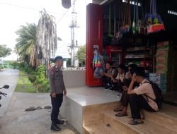 Bhabinkamtibmas Beri Himbauan Kepada Anak Sekolah Yang Berada  Diluar Saat Jam Pelajaran Sekolah