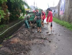 Karya Bakti Bersama Mahasiswa dan Warga Koramil 1409-01/Somba Opu Bersihkan Saluran Air