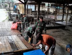 Peduli Lingkungan Koramil 1409-08/Bontonompo Laksanakan Karya Bakti Pembersihan Pasar