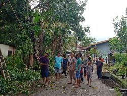 Gotong Royong Bersama Warga Babinsa 06/Bajeng Bersihkan Saluran Air