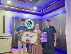 Dapat Hadiah Umroh Gratis Dari Kapolda Sulsel, Kasat Resnarkoba Polres Sidrap Serahkan Tiket ke Rahma