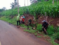 Babinsa Koramil 1409-07/Tompobulu Bersama Warga Gotong Royong Bersihkan Saluran Air