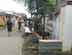 Gotong Royong Bersama Warga Babinsa 05/Pallangga Karya Bakti Bersihkan Saluran Air