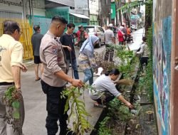Memasuki Musim Hujan, Bhabinkamtibmas Pattunuang Gotong Royong Kerja Bhakti bersama Warga