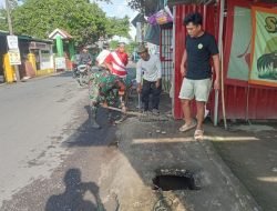 Wujud Kepedulian Babinsa Bersama Warga Bersihkan Saluran Air