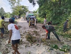 Gotong Royong Bersama Warga Babinsa 06/Bajeng Bersihkan Saluran Air
