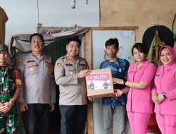 Jum’at Barokah, Kapolres Pelabuhan Makassar Bersama Ketua Cabang Bhayangkari Bagikan Bansos 400 Paket Sembako